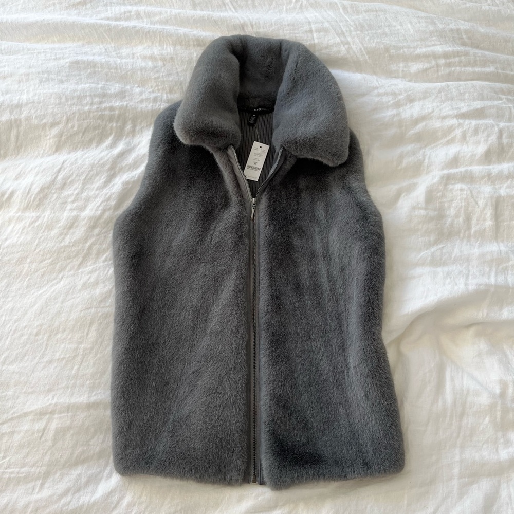 NWT WHITE HOUSE BLACK MARKET sleeveless faux fur vest size med
